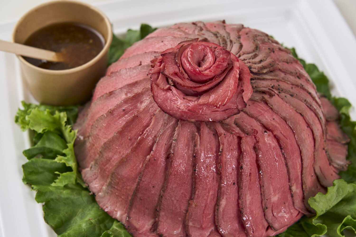 【肉ケーキ】特製牛もも肉のやわらかローストビーフ たまねぎソース 