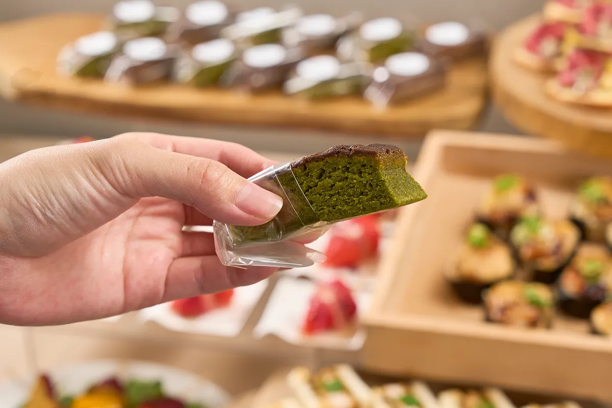 ブラウニーはフィルムを外すと片手でお召し上がりいただけます