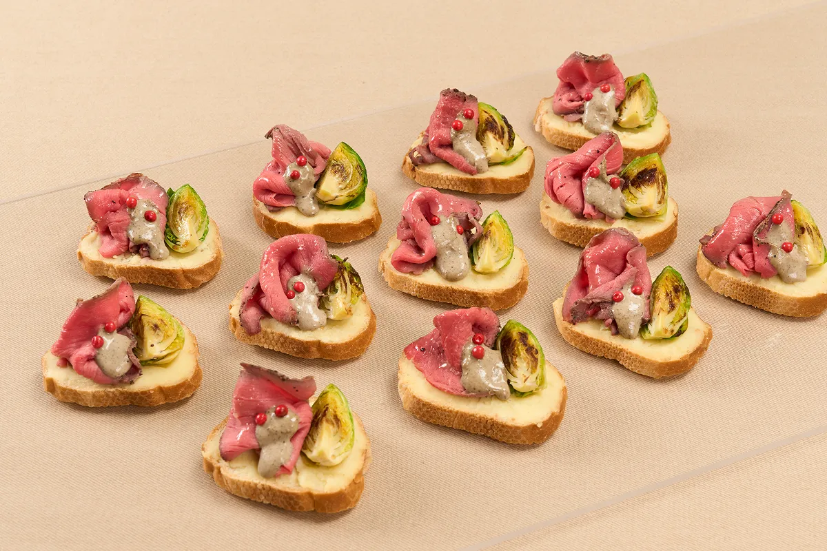 ローストビーフの贅沢トリュフソースカナッペ