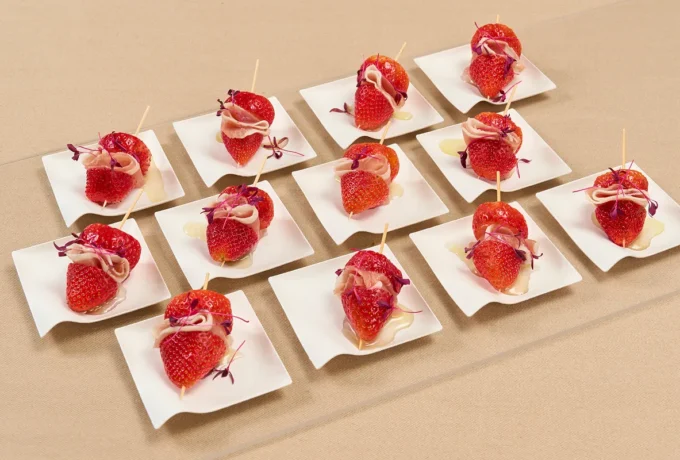 季節のフルーツと生ハムのピンチョス