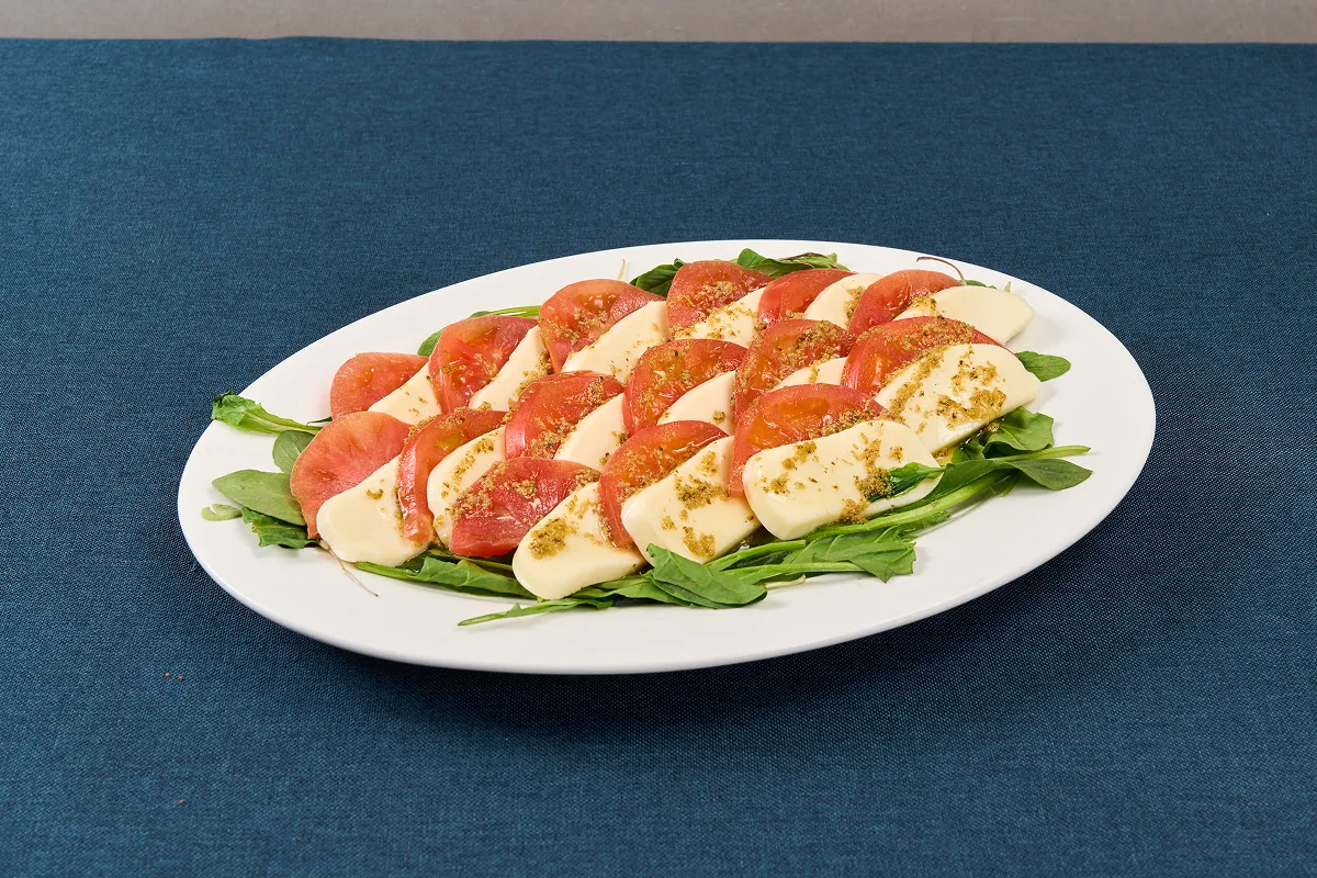 完熟トマトと濃厚モッツァレラのカプレーゼ