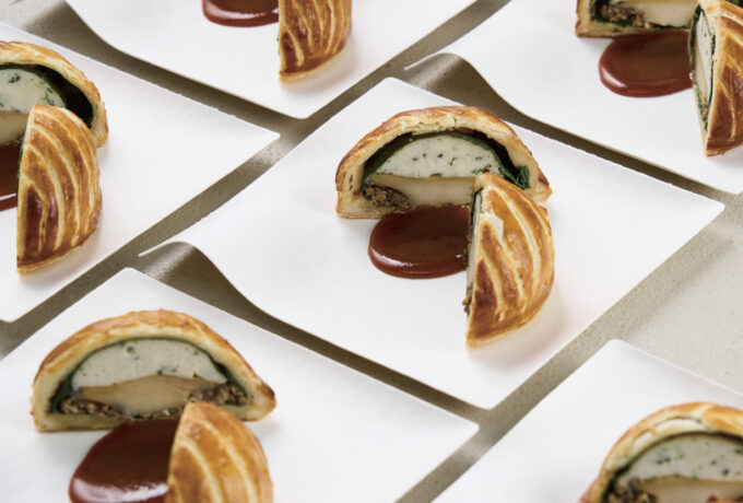 アワビのパイ包み焼き ふきのとう香るキノコのデュクセル