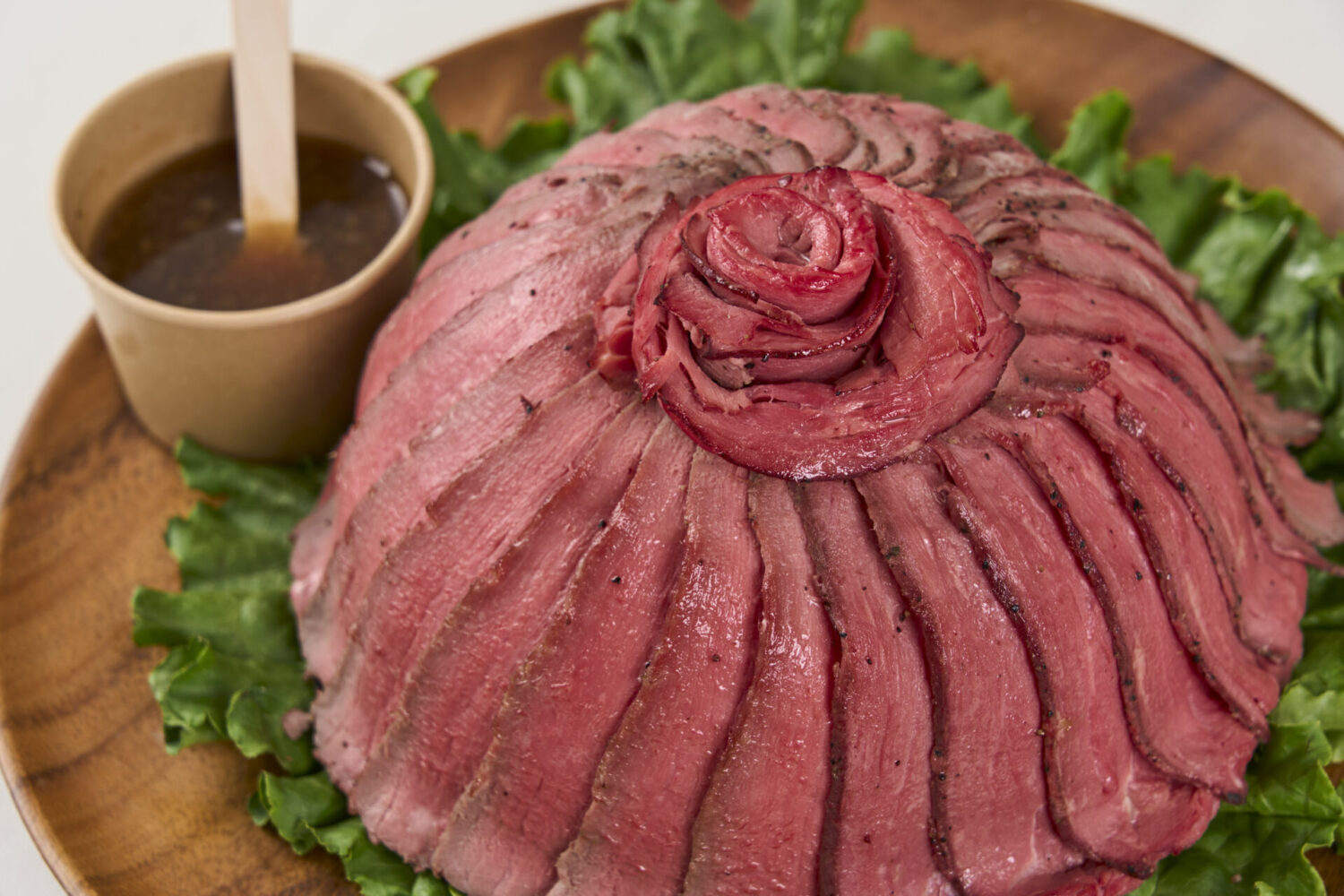 【肉ケーキ】特製牛もも肉のやわらかローストビーフ たまねぎソース 