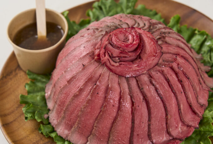 【肉ケーキ】特製牛もも肉のやわらかローストビーフ たまねぎソース 