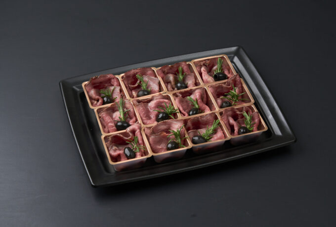 特製牛もも肉の柔らかローストビーフ 玉ねぎソース