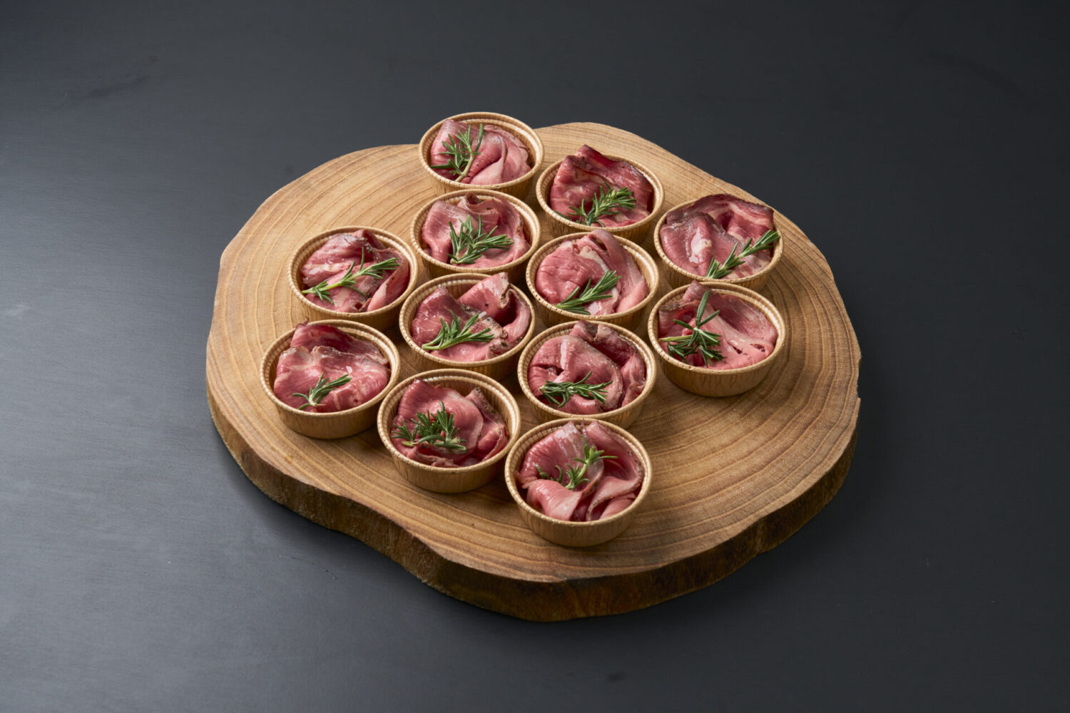 特製牛もも肉の柔らかローストビーフ 玉ねぎソース