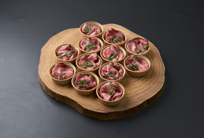 特製牛もも肉の柔らかローストビーフ 玉ねぎソース