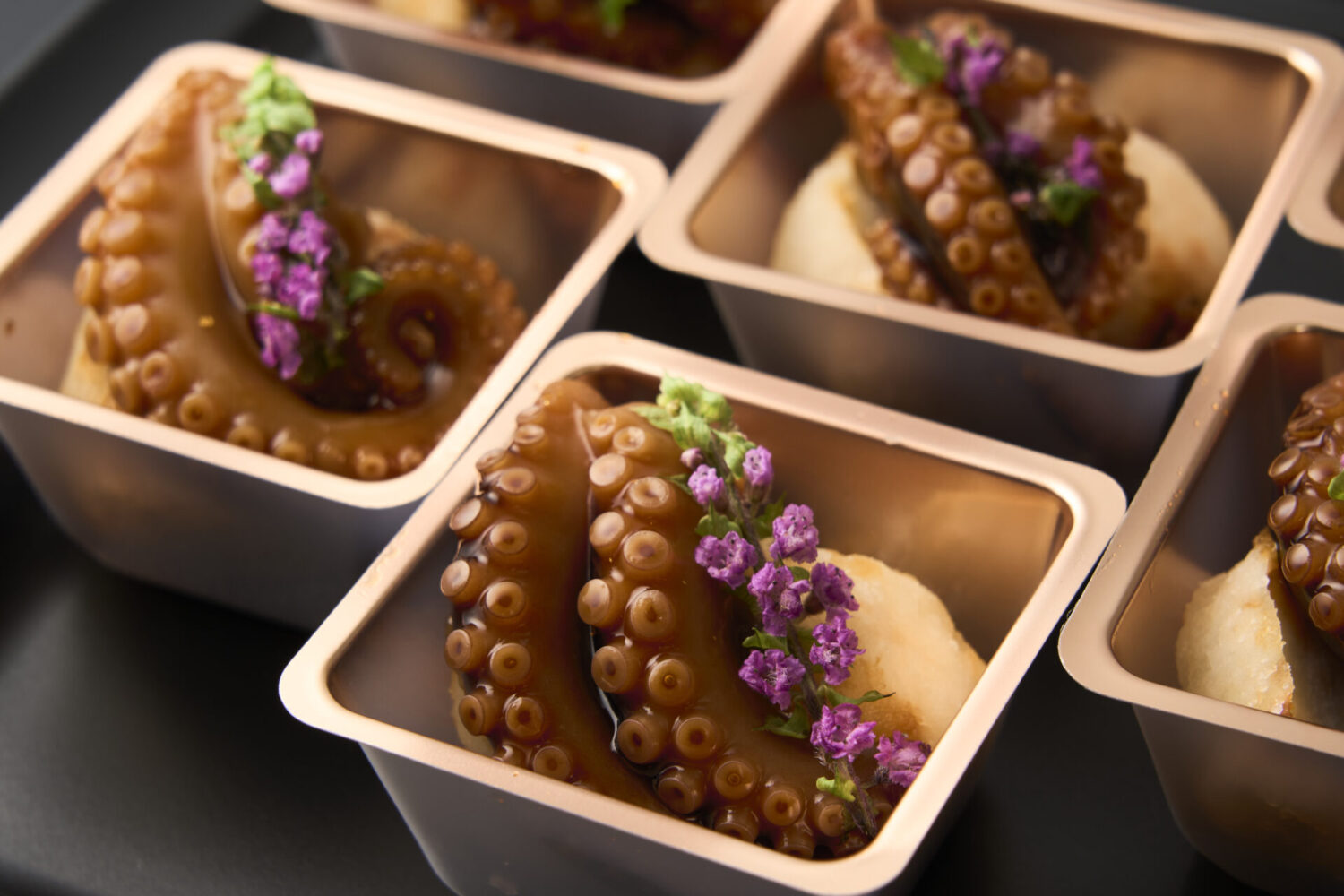 柔らかタコの蒸し焼き 揚げ里芋を添えて