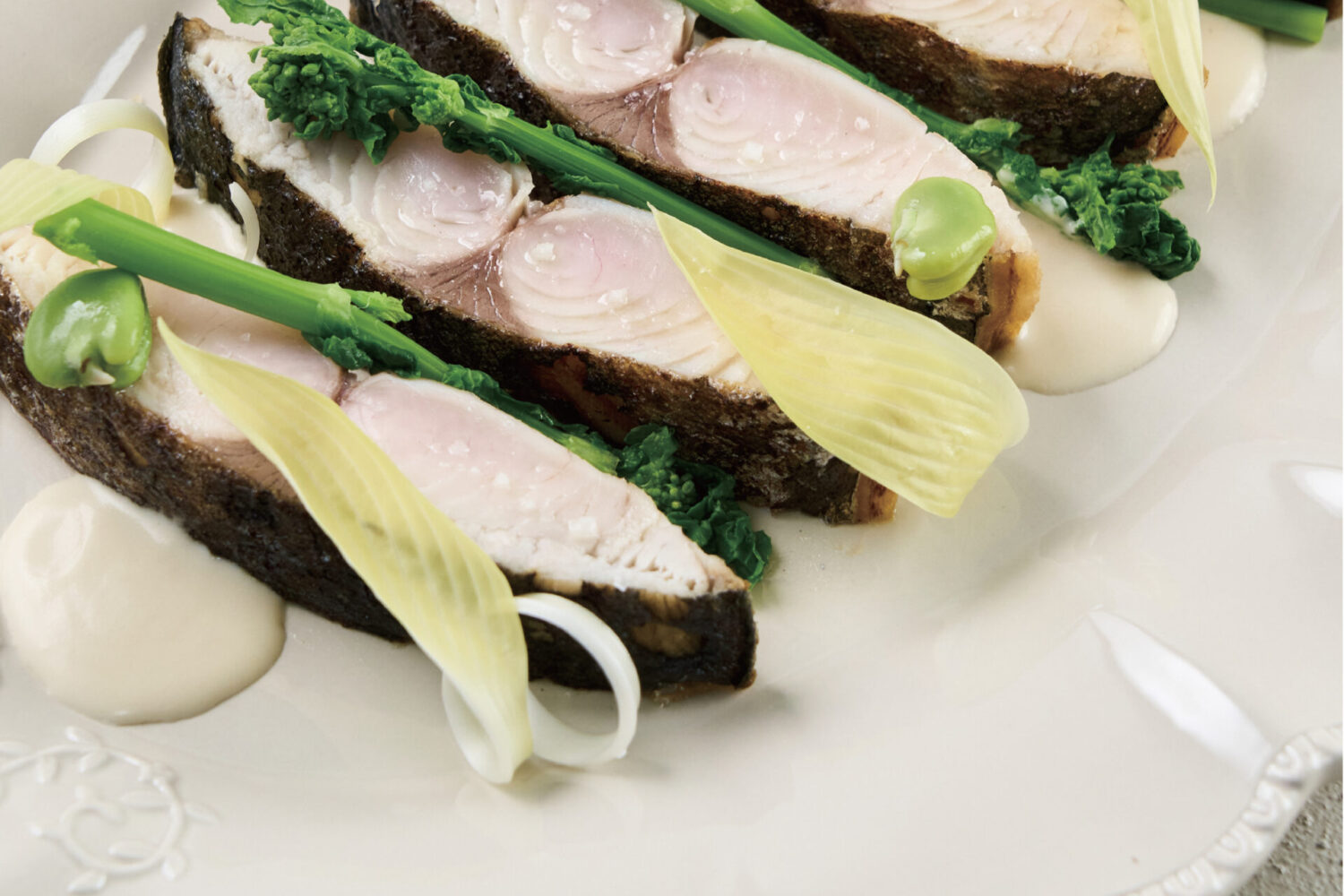 鰆のローストと時季の実り 柑橘の香りを纏わせたヴァンジョーヌソース