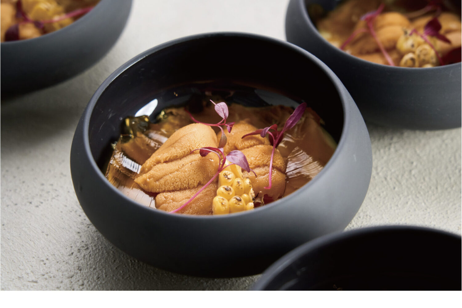 牛コンソメとうもろこしのムース 北海道産ウニを添えて