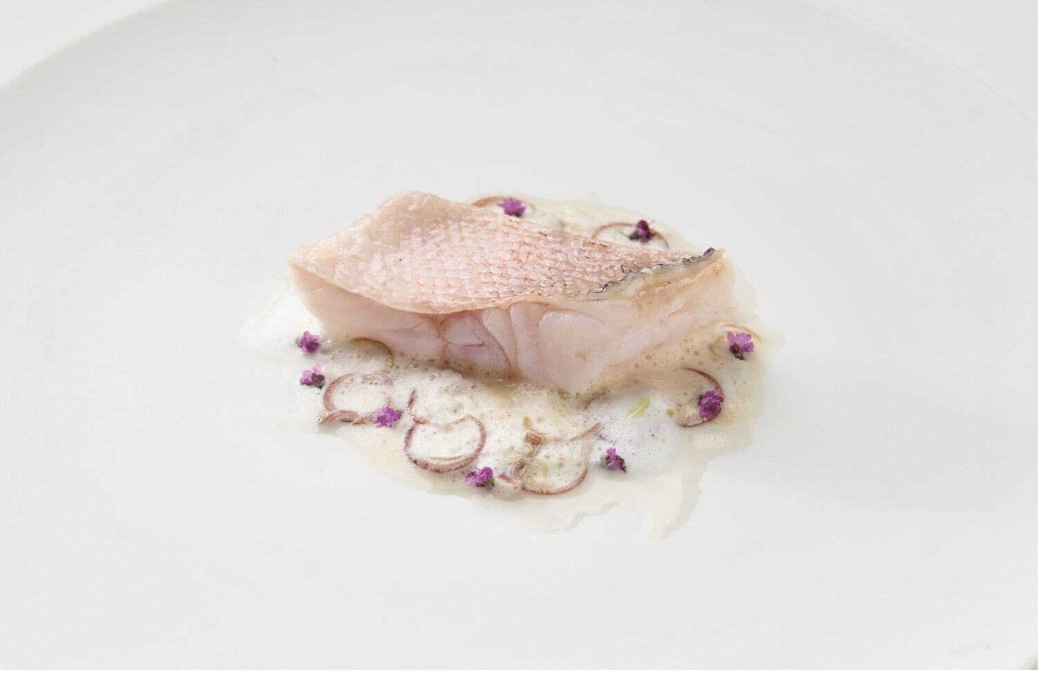 白甘鯛のポシェ 蛤のエキュム 白味噌風味