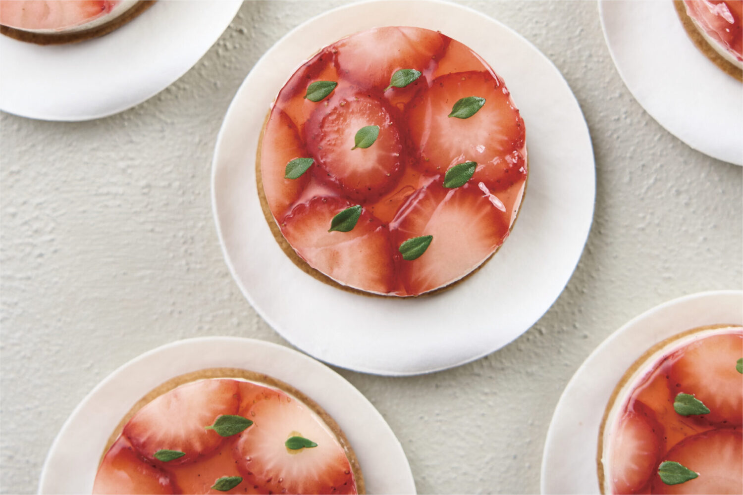 バニラとエルダーフラワーのムース 苺とハイビスカス