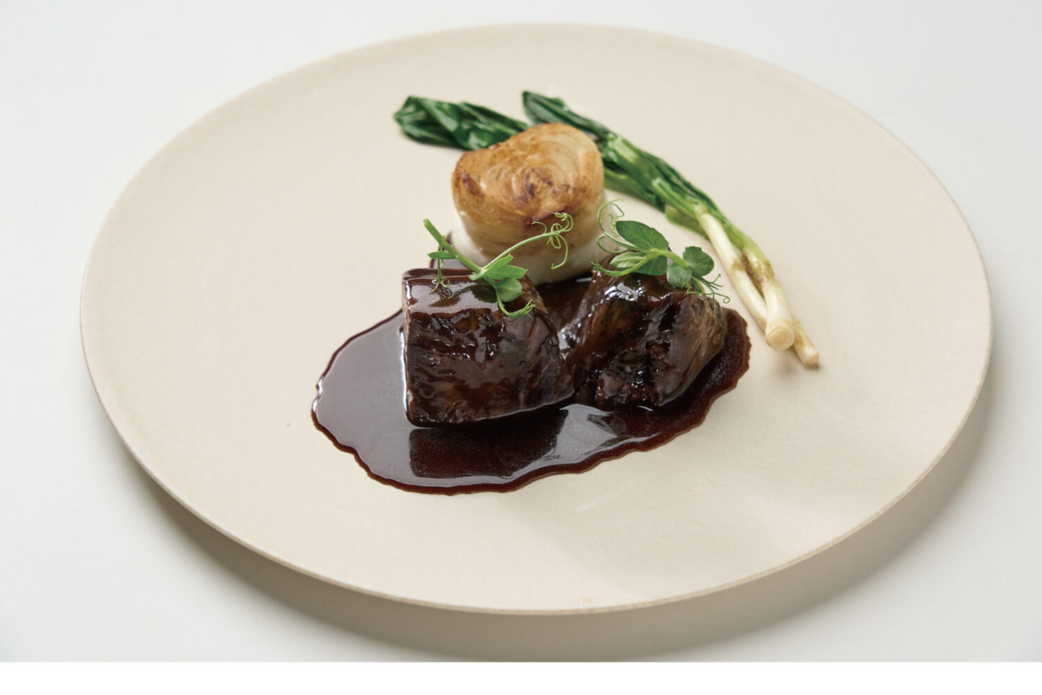 牛頬肉の赤ワイン煮込み 八丁味噌の香り 百合根のローストと行者ニンニク