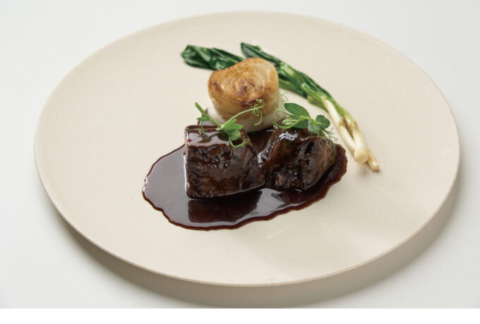 牛頬肉の赤ワイン煮込み 八丁味噌の香り 百合根のローストと行者ニンニク