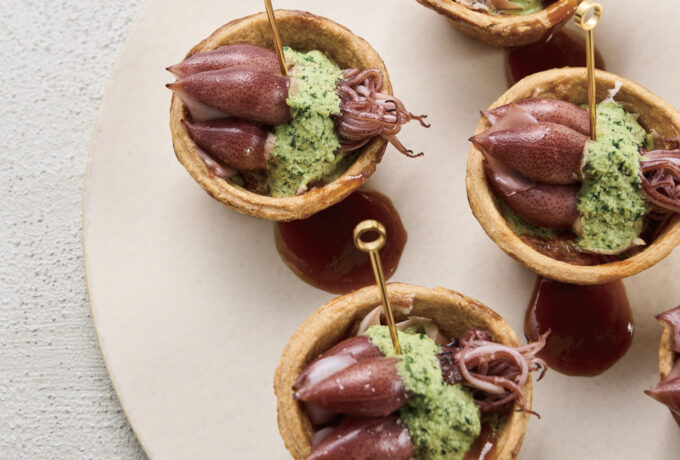 ホタルイカを使ったピペラード仕立て バジルとアーモンドのソース