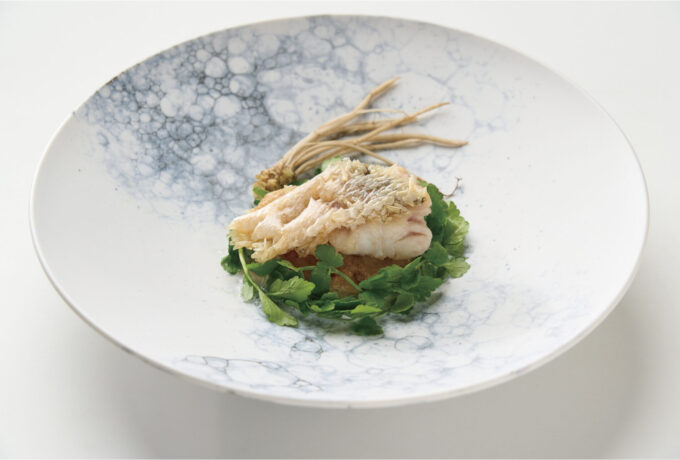 長崎県産甘鯛の鱗焼き せりとキノコの焼きリゾット 海苔のソース